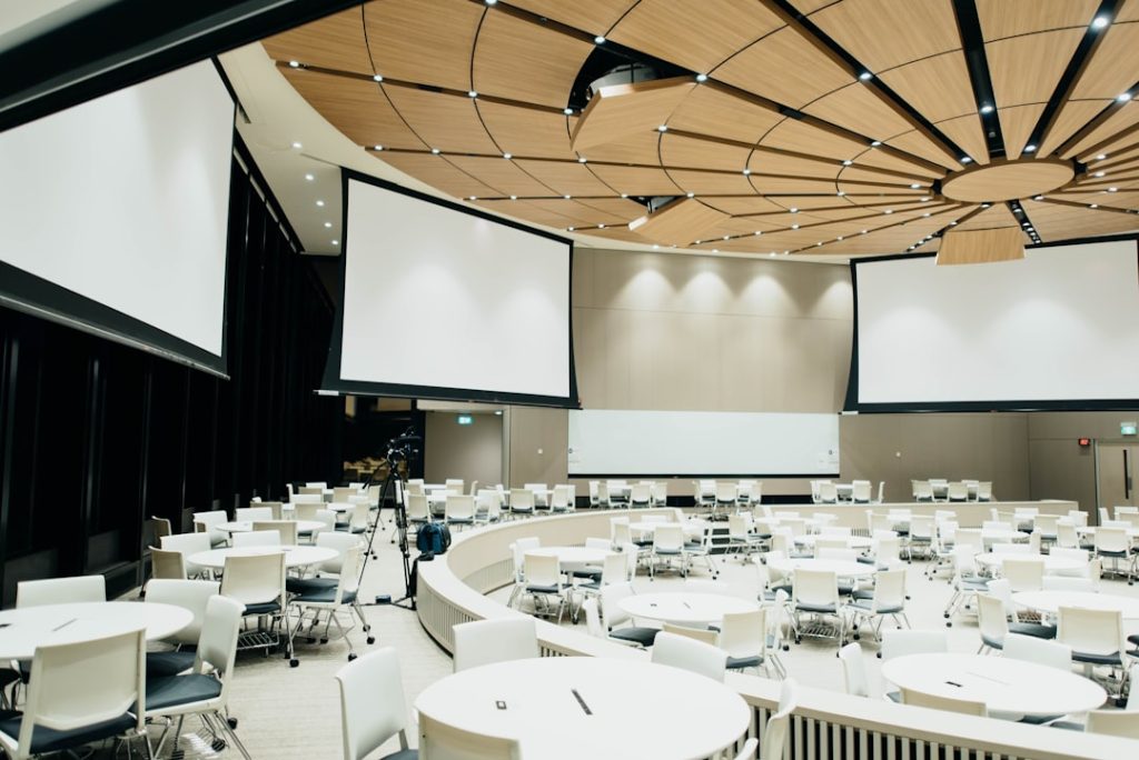 photo-of-empty-room-with-projector-screen-q-kdjkxnth8